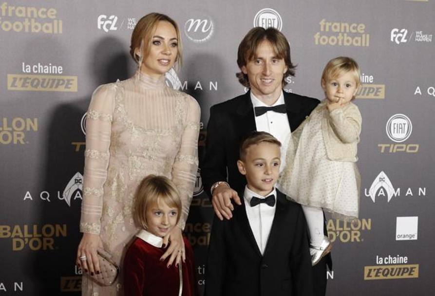 Luka Modric assieme alla famiglia. Epa